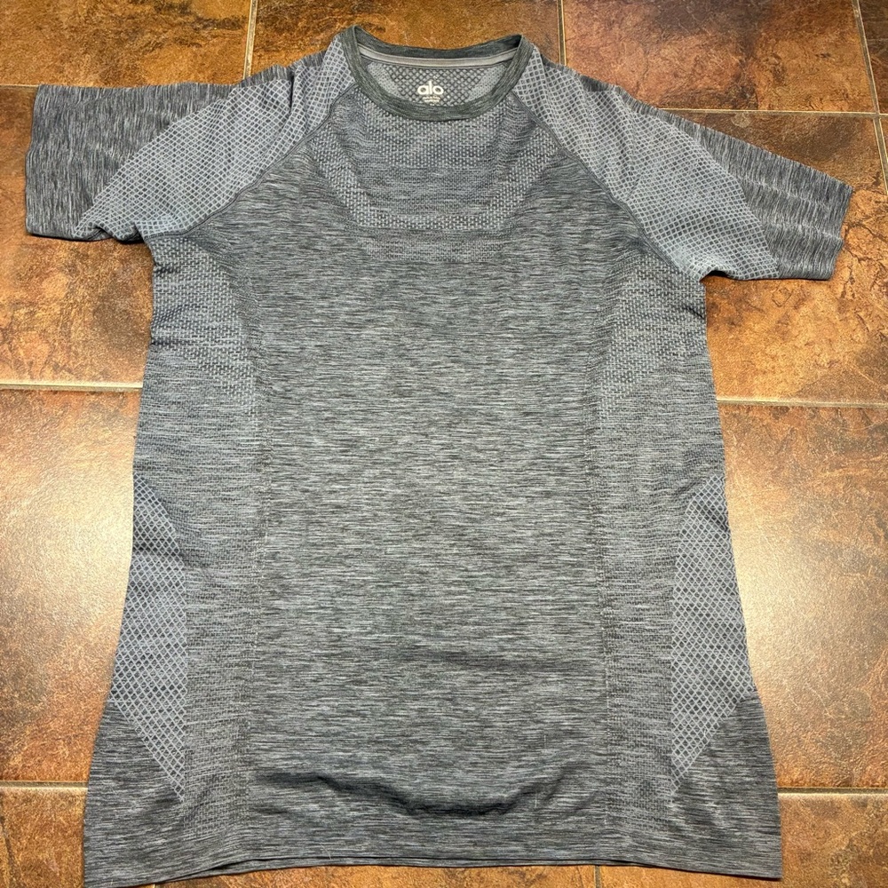 ALO Yoga Men’s Heathered Gray Short Sleeve Performance Tee